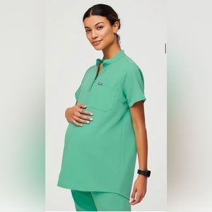 FIGS surgical green maternity scrub set (kitale top and Zamora pants)